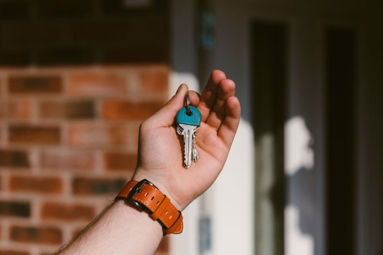Primer plano de una mano de persona sosteniendo llaves se sus casas en renta